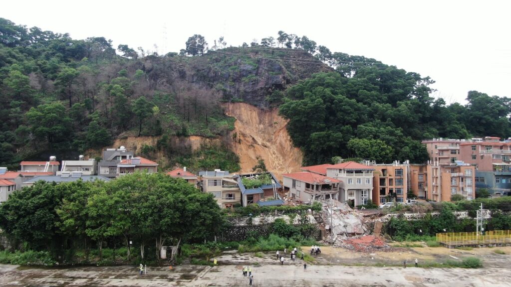 Piogge torrenziali in Cina, frana a Guangzhou: 7 dispersi