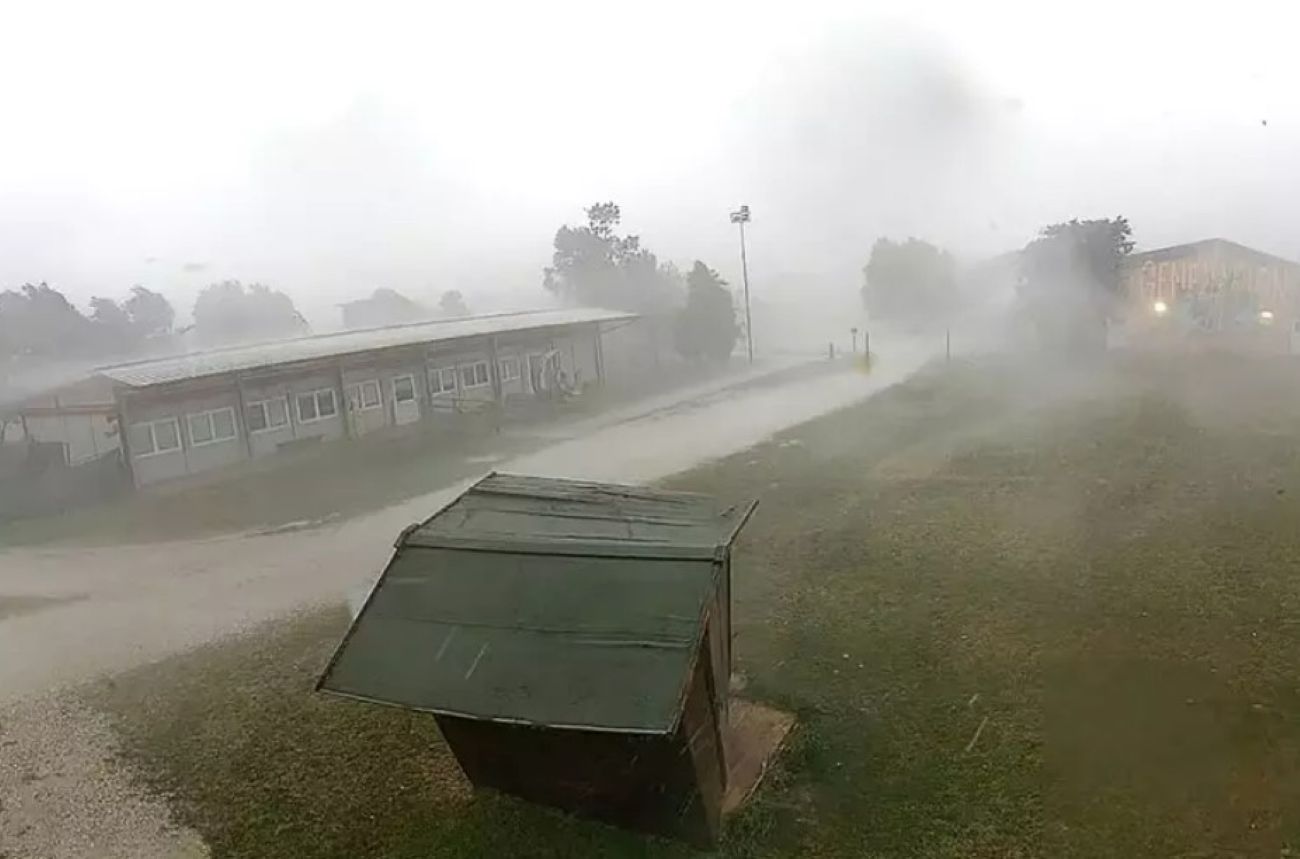 Maltempo, tromba d’aria a Pozzuolo del Friuli: danni a chioschi e strutture