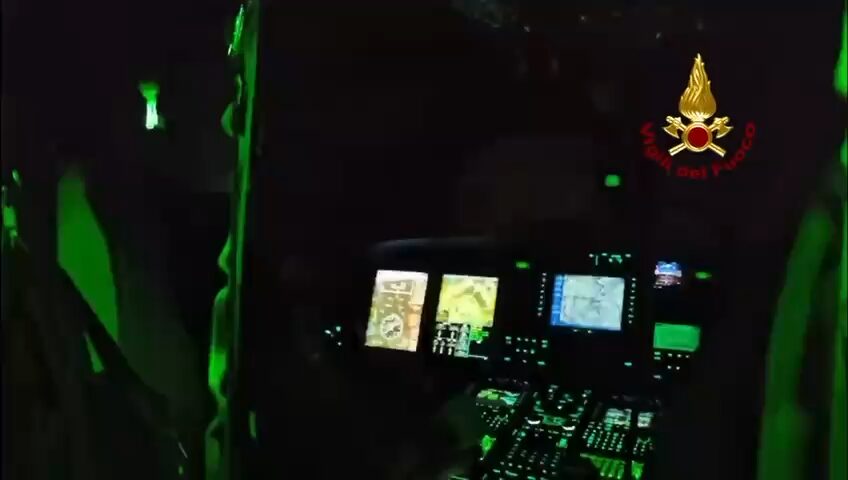 Reparto volo dei vigili del fuoco di Bologna in azione: 1° intervento di soccorso notturno | VIDEO