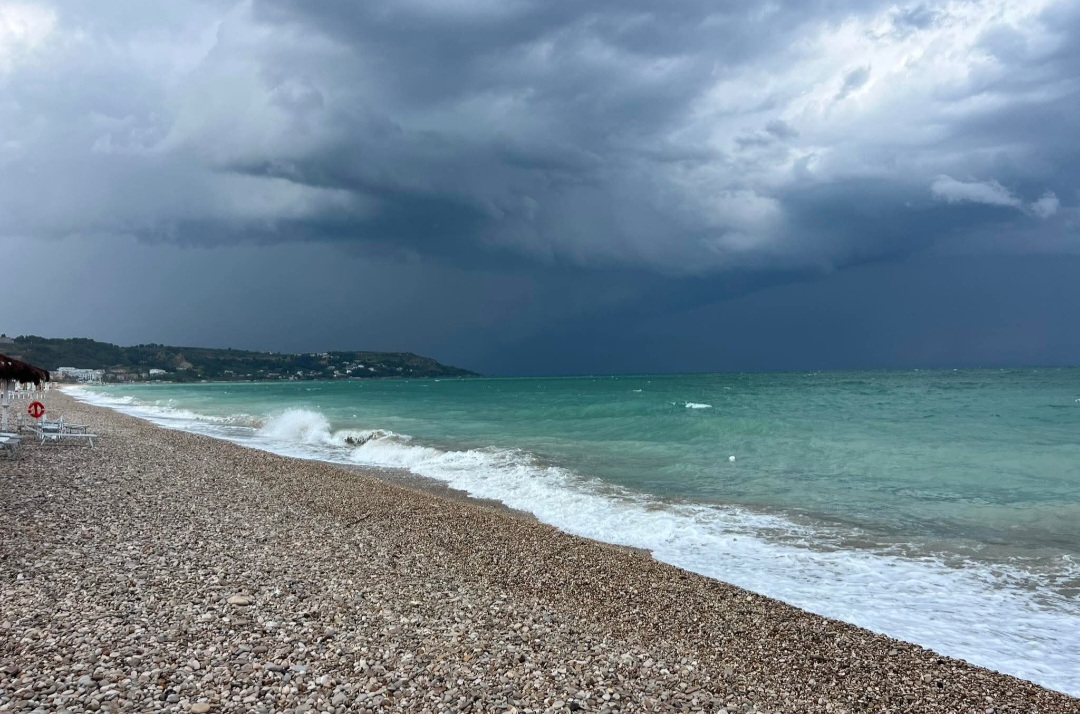 Meteo, quando il temporale arriva in spiaggia: non sono “due gocce”, ma un pericolo reale