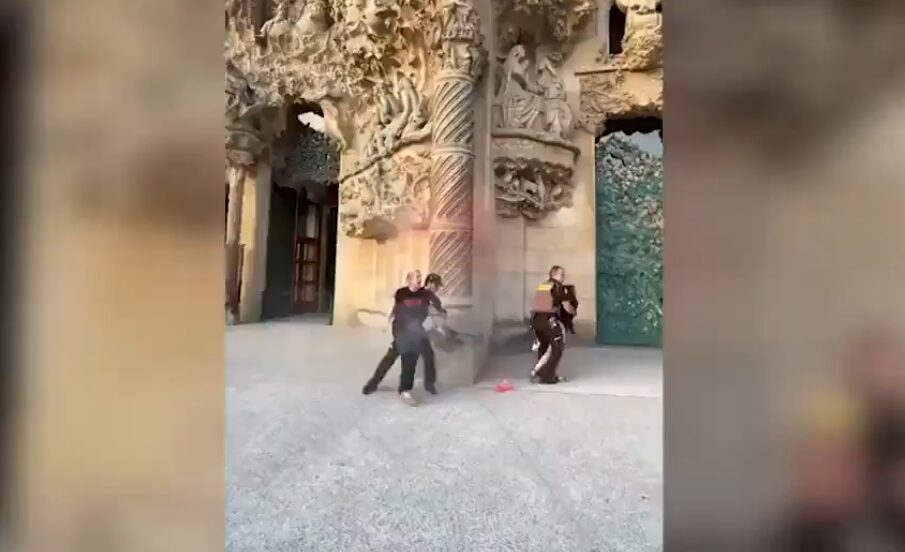 attivisti clima sagrada familia barcellona