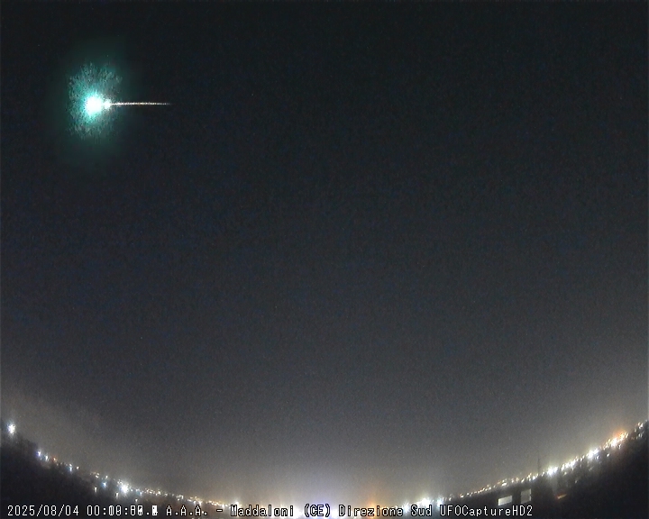 Spettacolare bolide solca il cielo di Maddaloni, nel Casertano | VIDEO