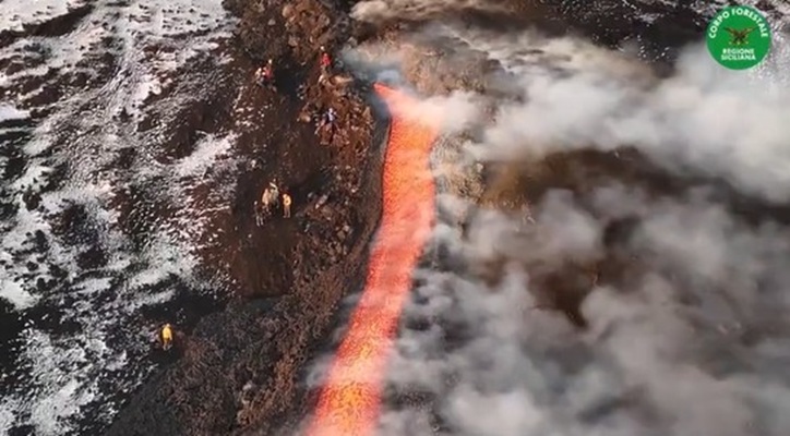 Frattura con lava sull’Etna: spettacolare VIDEO dal drone mostra la colata in atto