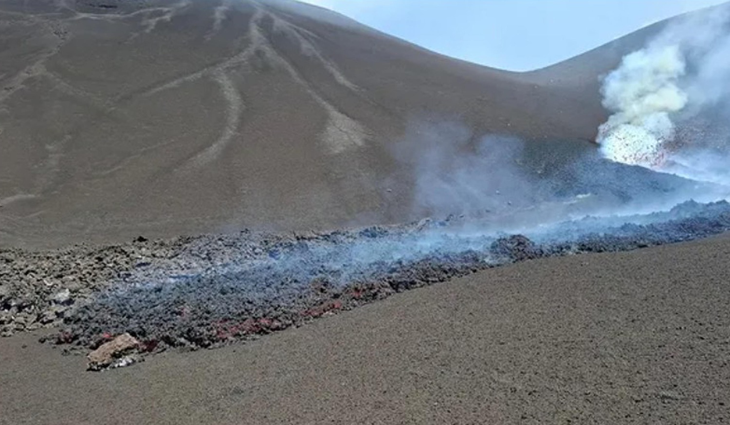 Continua l’attività dell’Etna, campo lavico articolato in più bracci da una delle bocche: gli aggiornamenti