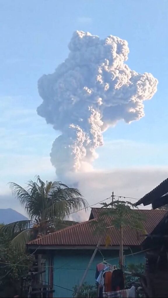 eruzione monte Lewotobi Laki-Laki indonesia