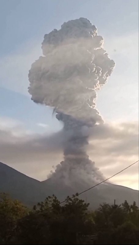 eruzione monte Lewotobi Laki-Laki indonesia