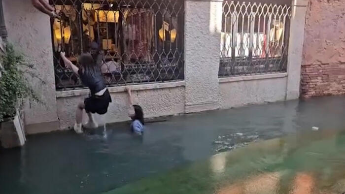 Gondola si ribalta venezia