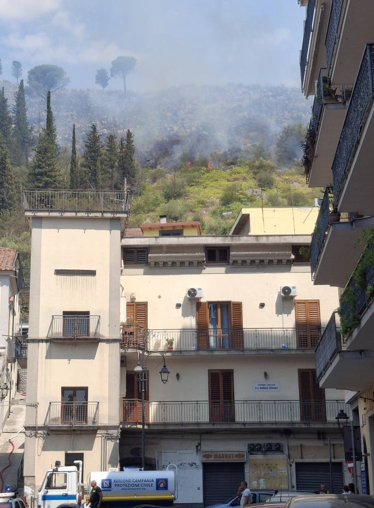 incendio Castel San Giorgio campania