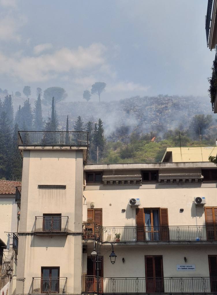 incendio Castel San Giorgio campania