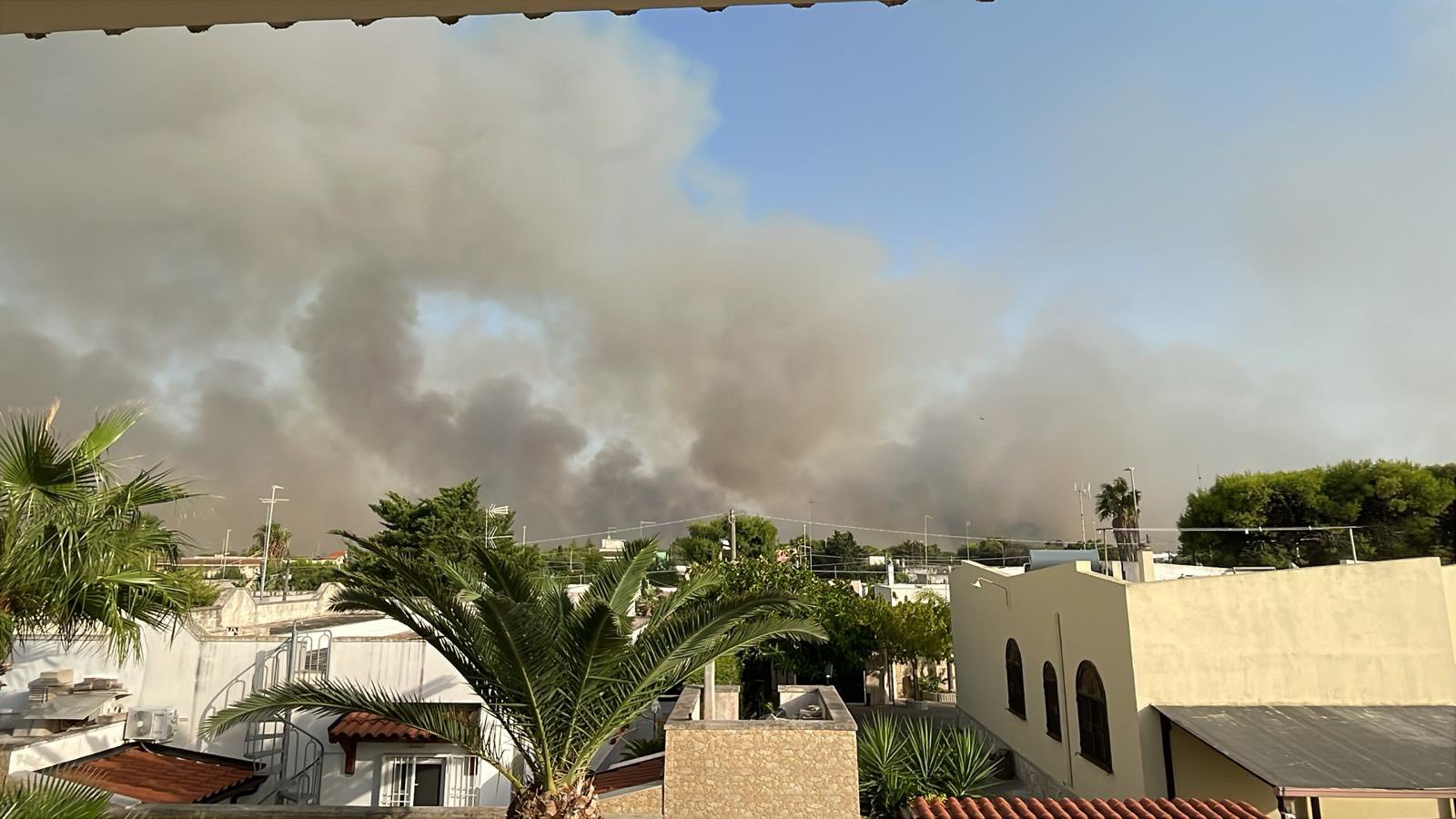 Incendio in Salento minaccia spiaggia e case: centinaia di evacuati, Canadair sul posto | FOTO