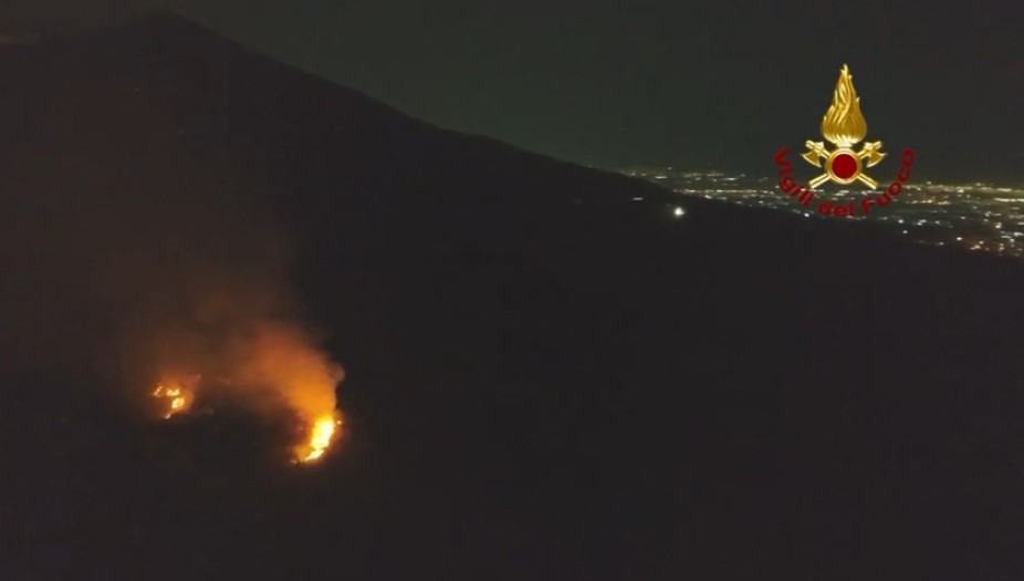 Incendio Vesuvio: 12 squadre e 6 Canadair ancora in azione | VIDEO