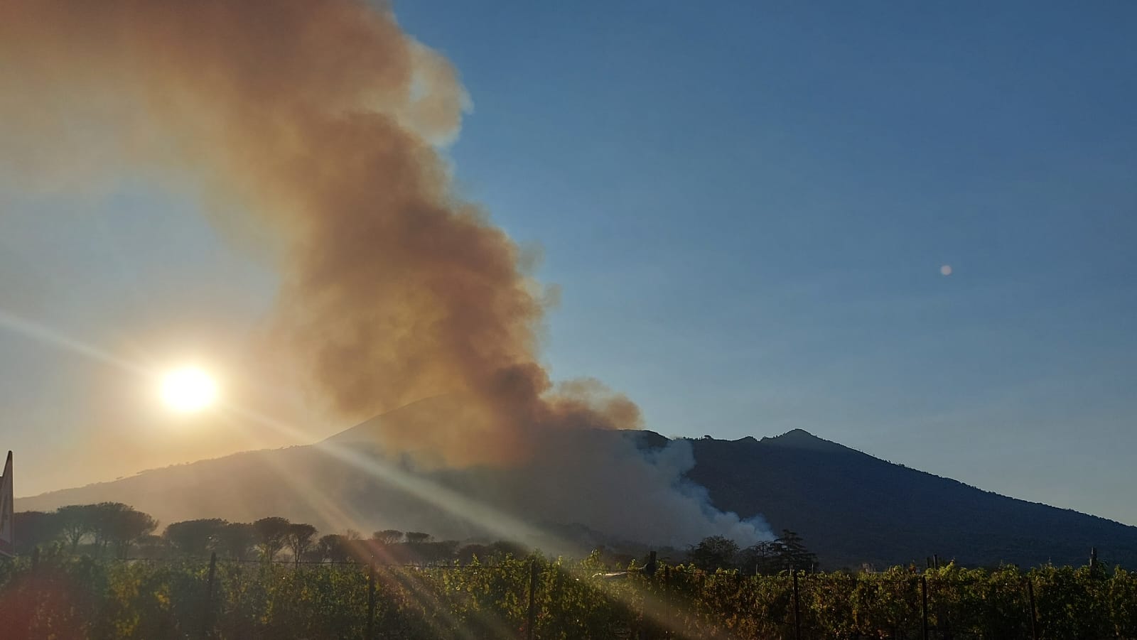 Vasto incendio sul Vesuvio: colonna di fumo visibile anche da Napoli | FOTO