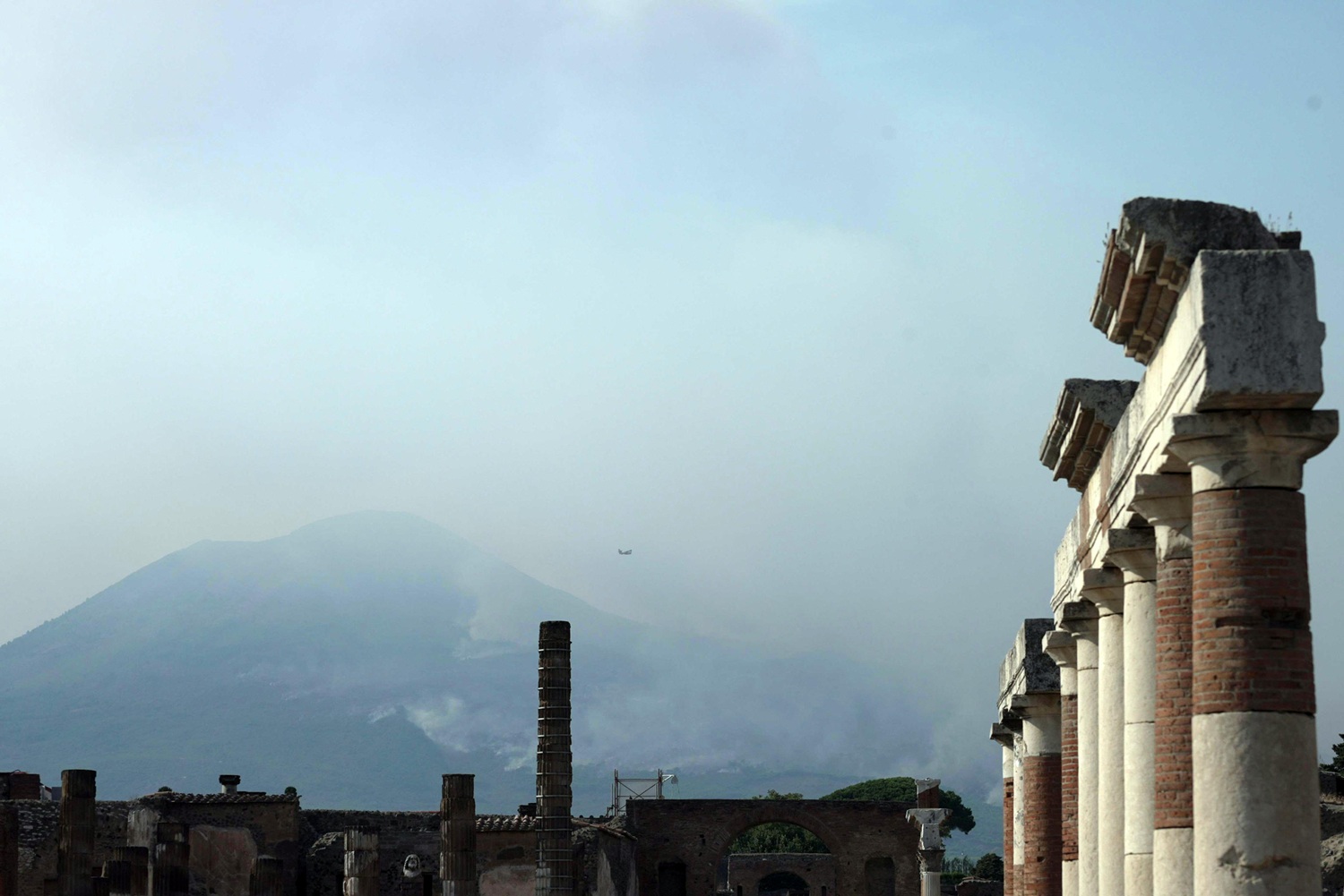 Incendio Vesuvio, volontario colpito da arbusto: trasportato in ospedale
