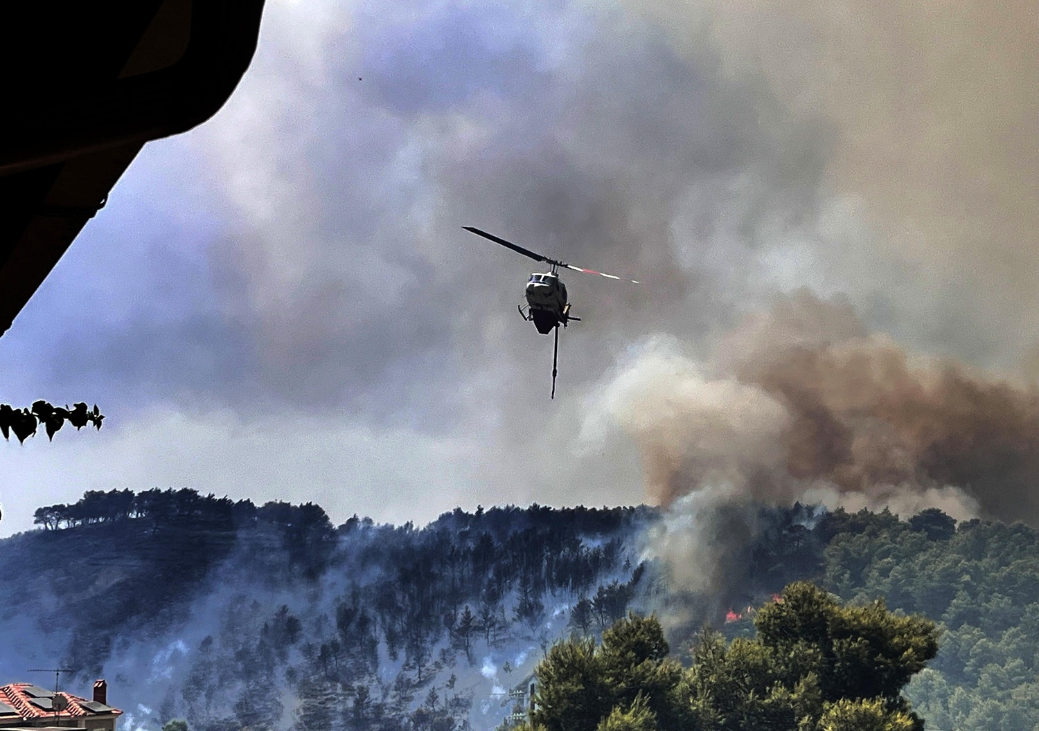 Grecia, vasto incendio sull’isola di Zante: hotel evacuati | FOTO