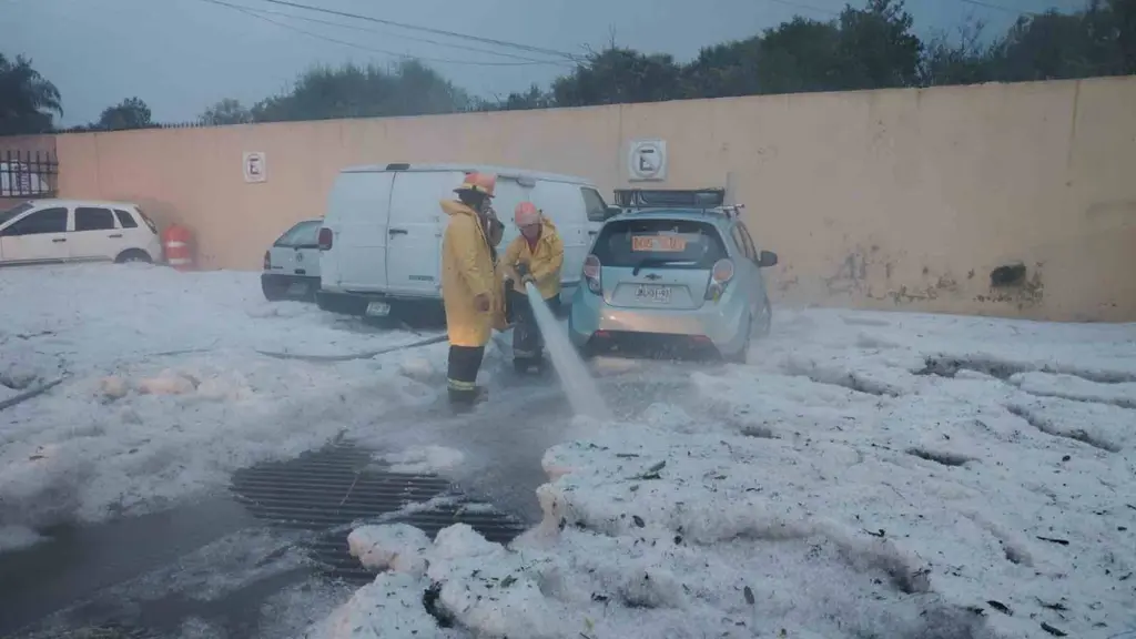 Maltempo Messico, violento temporale scarica quasi 50cm di grandine a Tlaquepaque: città paralizzata | VIDEO