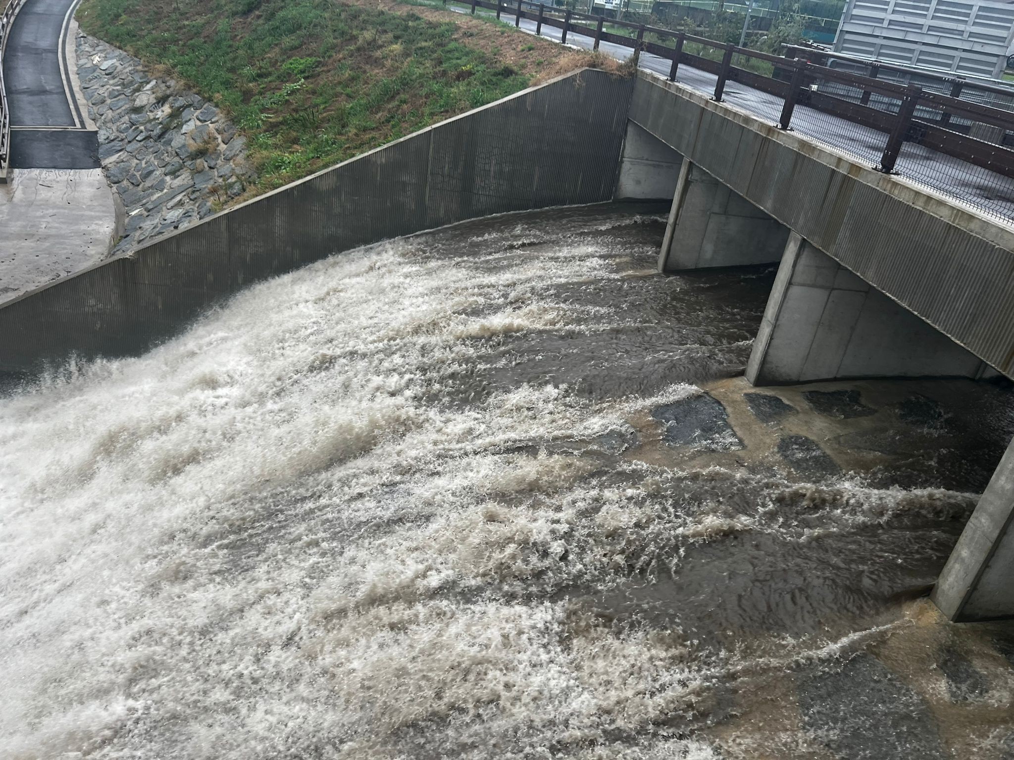 Maltempo Milano: attivata la vasca di laminazione del Seveso, è ancora allerta meteo arancione | FOTO