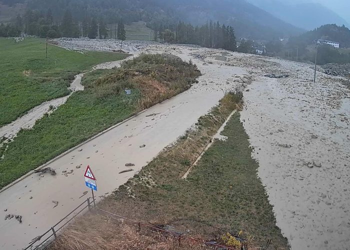Maltempo Valle d’Aosta, colate detritiche nell’alta Valpelline: strade interrotte, evacuazioni