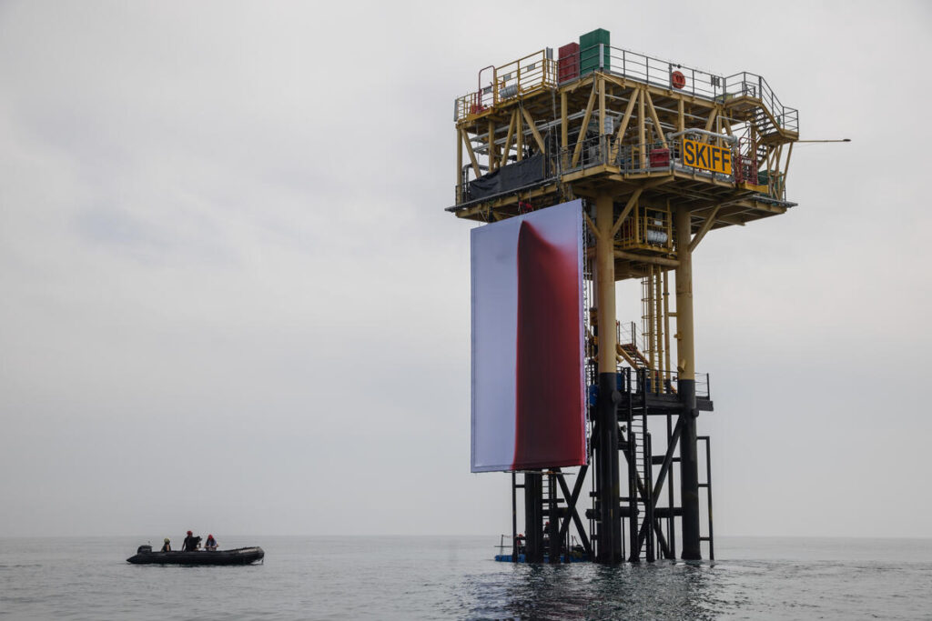 protesta greenpeace piattaforma shell