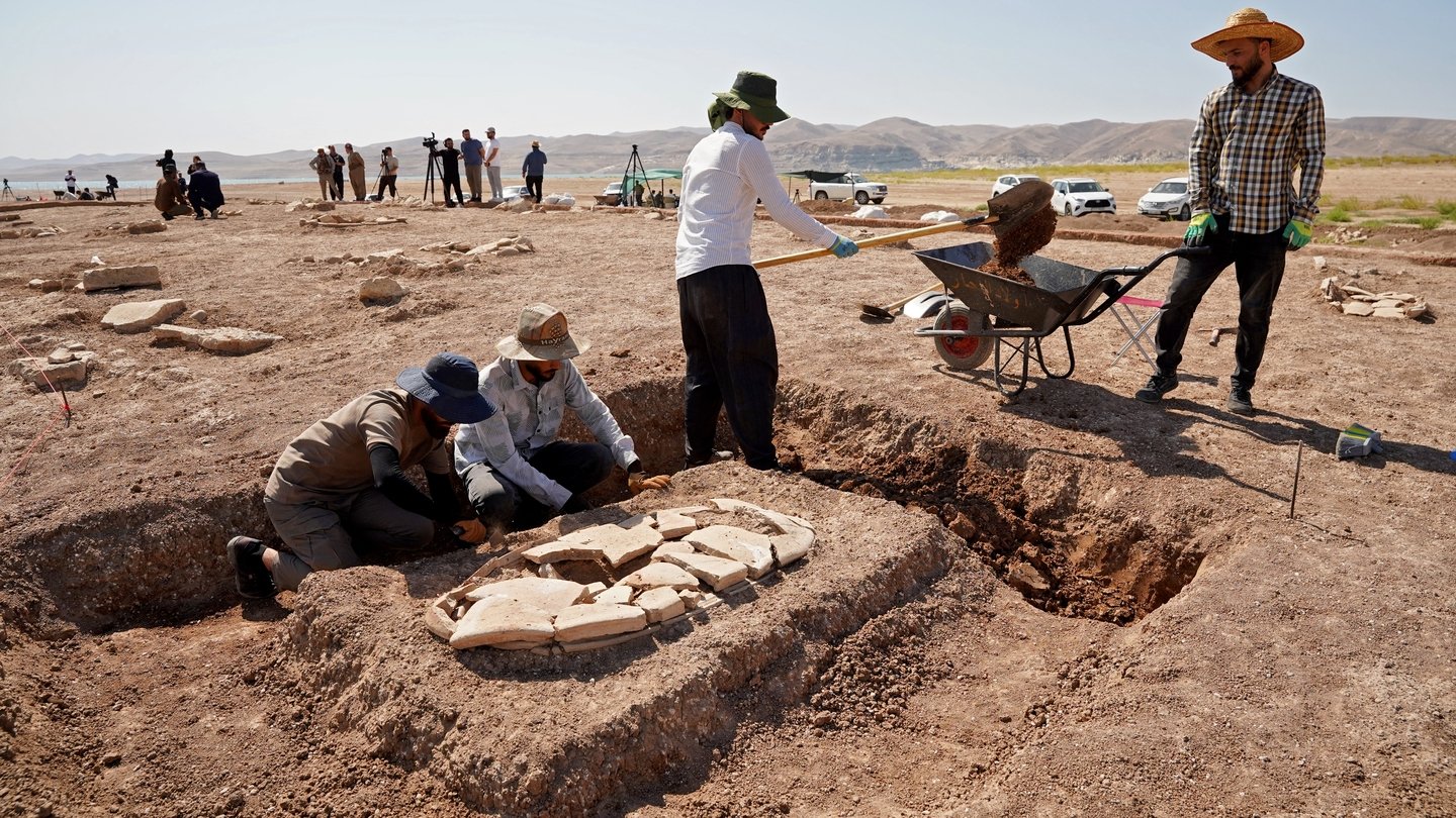 Iraq, la siccità consente la scoperta di 40 antiche sepolture nel Nord | FOTO