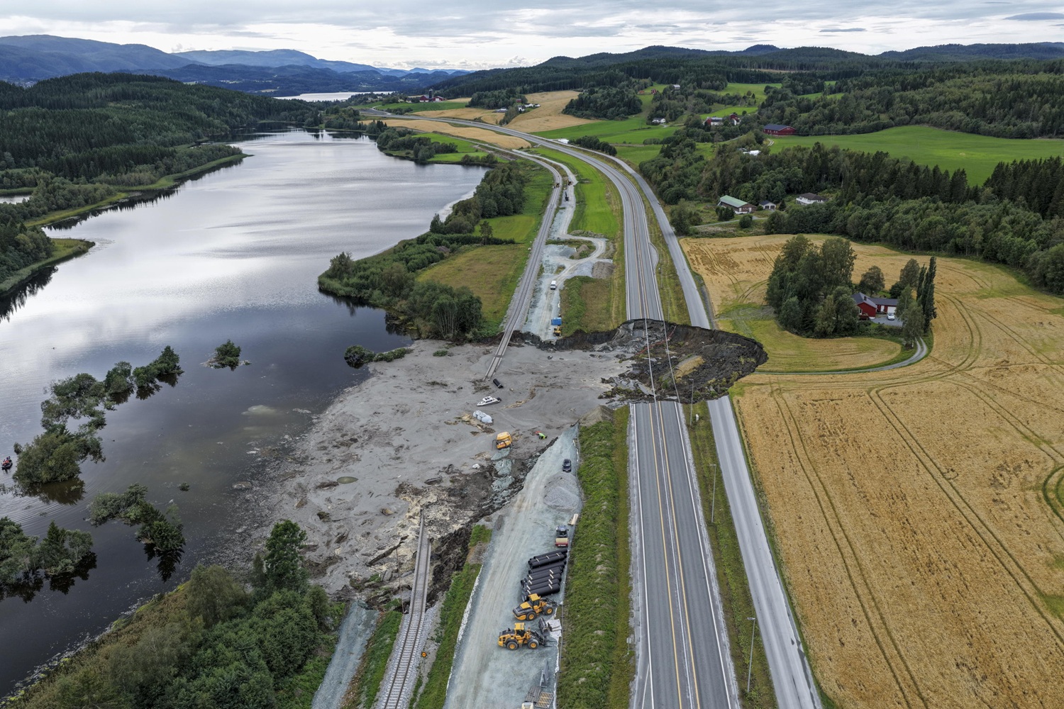 Voragine su autostrada in Norvegia: dato per morto il disperso