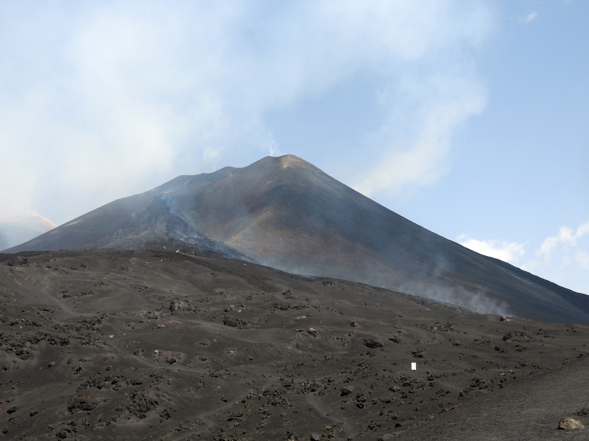 Etna, attivata la fase di allarme, aree sommitali interdette. Cocina: “vulcano imprevedibile, cautela”