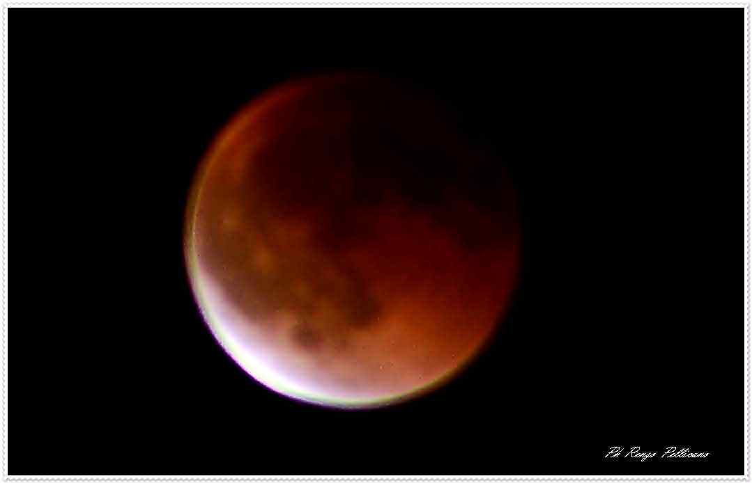 Eclissi lunare, la Calabria ammira la magia della “Luna di sangue”: le immagini mozzafiato da Reggio | FOTO