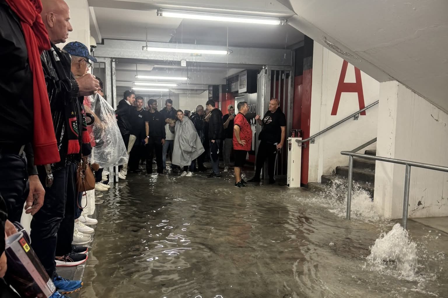 Maltempo Francia, inondazioni anche a Tolone: annullata anche Tolone-La Rochelle, stadio evacuato | VIDEO