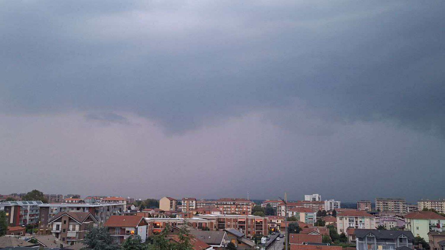 Maltempo Piemonte, forti temporali e grandinate a Torino: pioggia intensa a Beinasco | FOTO