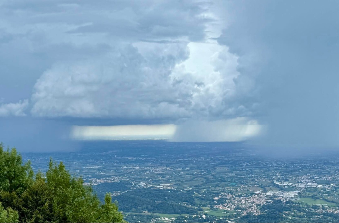 Meteo, rovesci “a macchia di leopardo”: ecco perché può diluviare da una parte e splendere il sole dall’altra