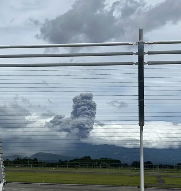 Shinmoedake eruzione vulcano giappone