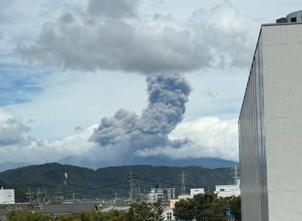 Shinmoedake eruzione vulcano giappone