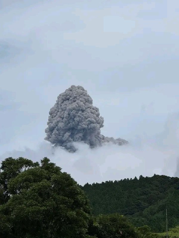 Shinmoedake eruzione vulcano giappone