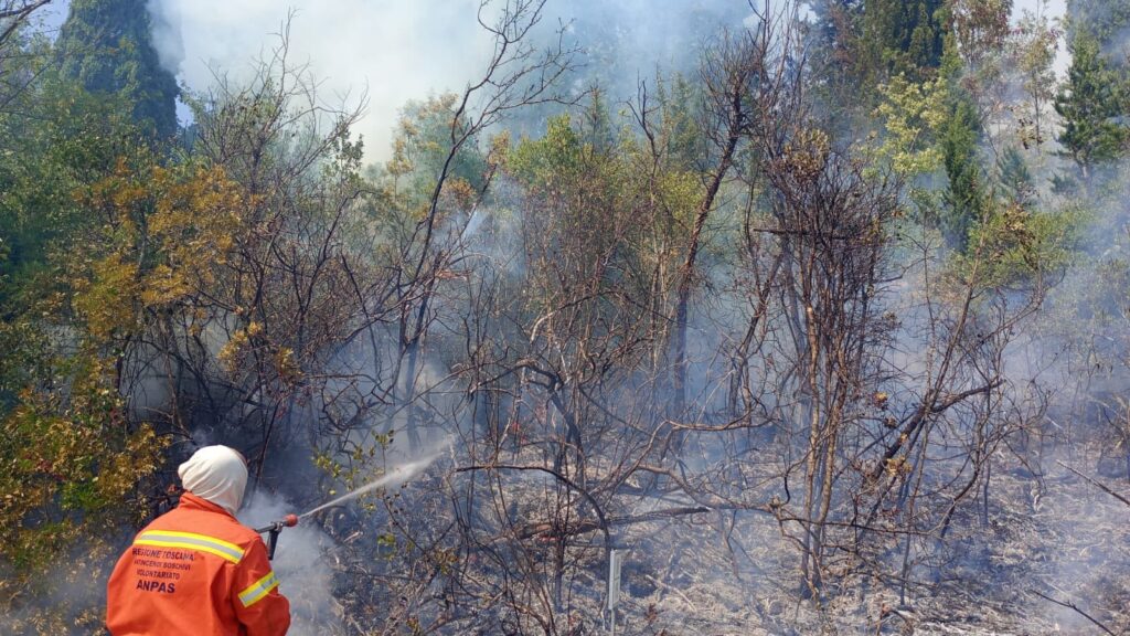 incendio Montecatini Val di Cecina toscana