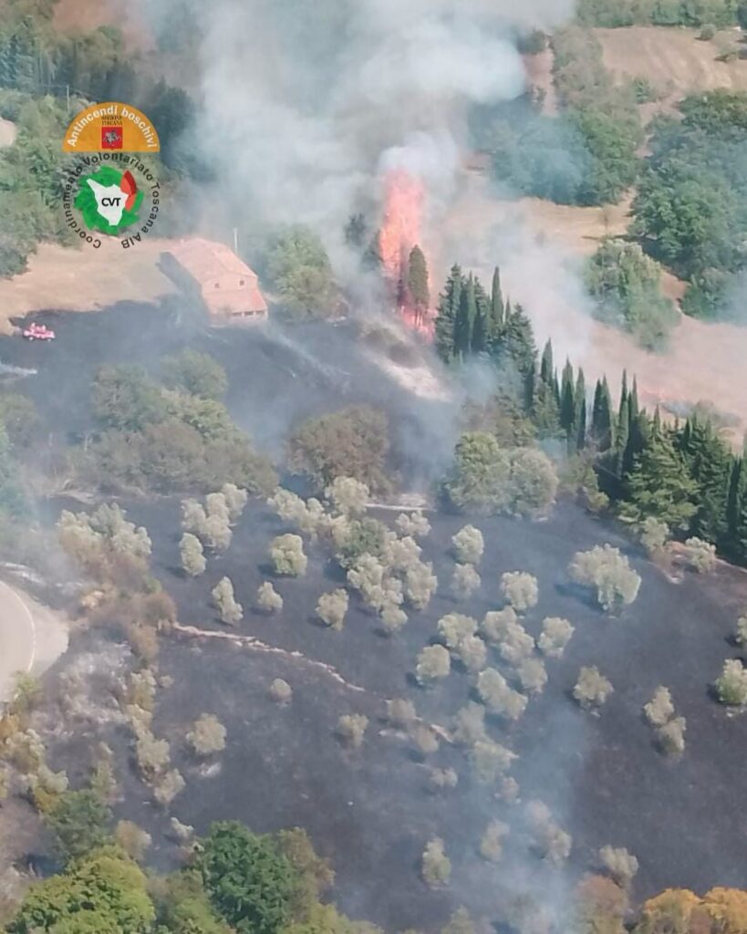 incendio Montecatini Val di Cecina toscana