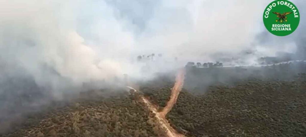 incendio caltagirone sicilia