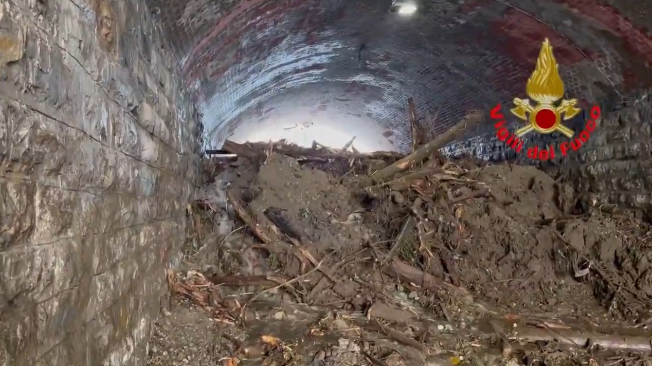 Maltempo Lombardia, Vigili del Fuoco in azione per liberare sottopasso ferroviario a Como