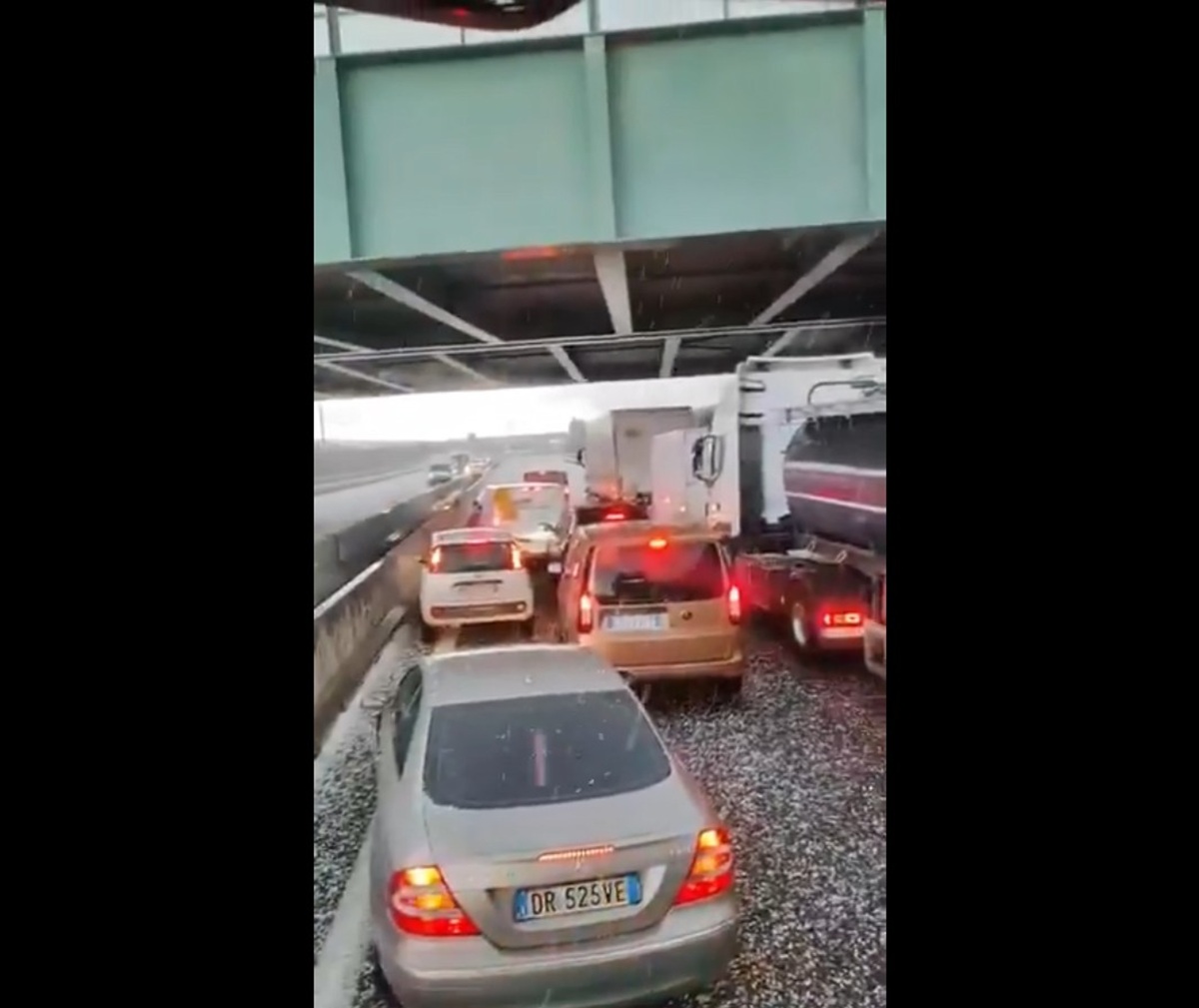 Maltempo, follia al volante per paura della grandine: il VIDEO dall’autostrada