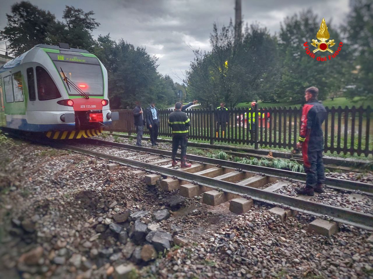 Maltempo Lecco: voragine sulla ferrovia, linea Lecco–Monza–Milano interrotta | FOTO