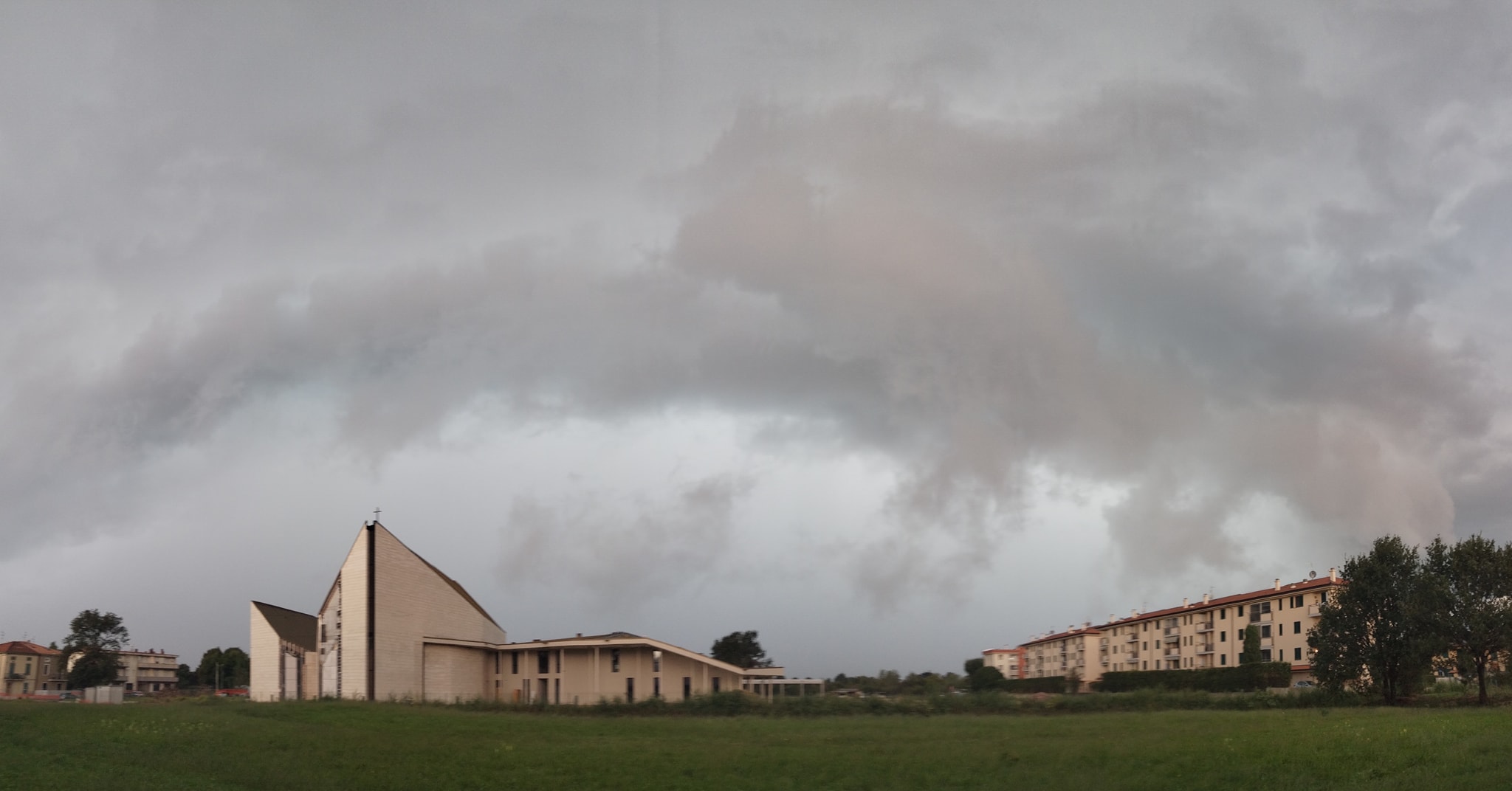Maltempo Toscana, primi temporali: violento nubifragio a Firenze, tornado in Versilia