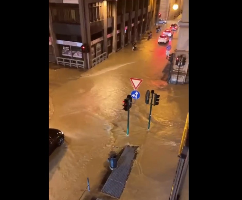 Maltempo, ancora forti temporali in Friuli: nubifragio e allagamenti a Trieste | VIDEO