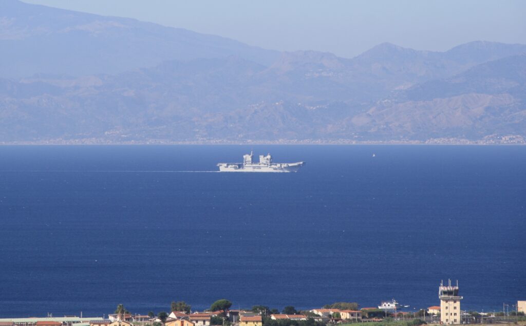nave militare stretto di messina