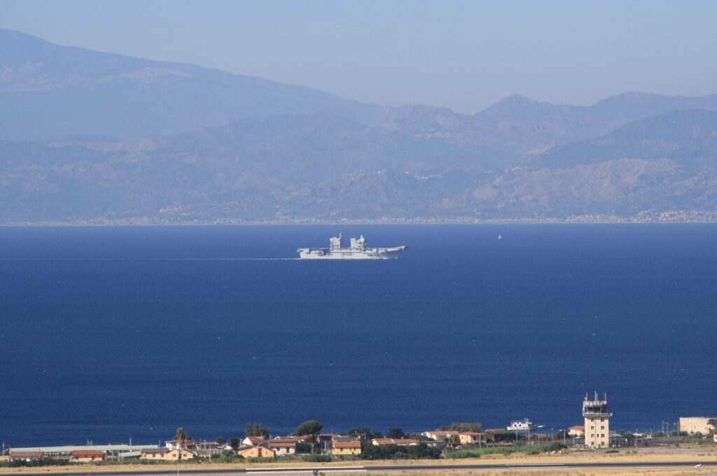 nave militare stretto di messina