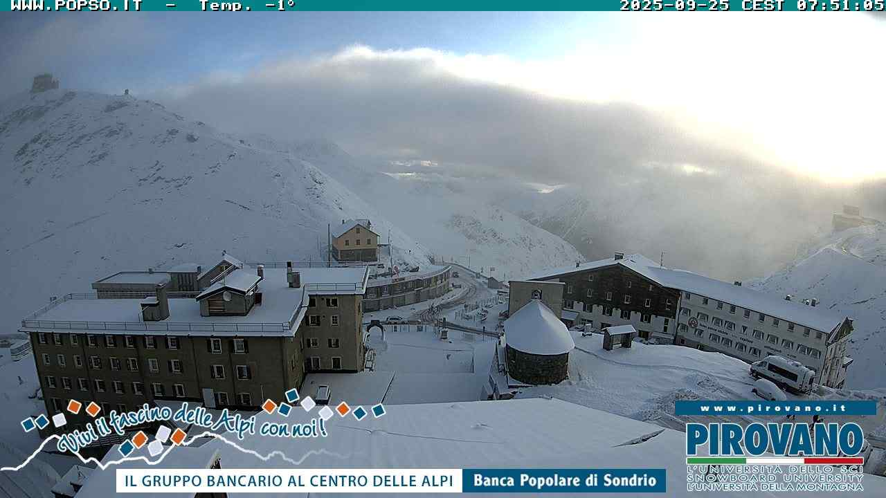 Maltempo e freddo in Trentino: grandine su Alpe Cimbra e zone del Garda, la neve avvolge il Passo dello Stelvio | FOTO