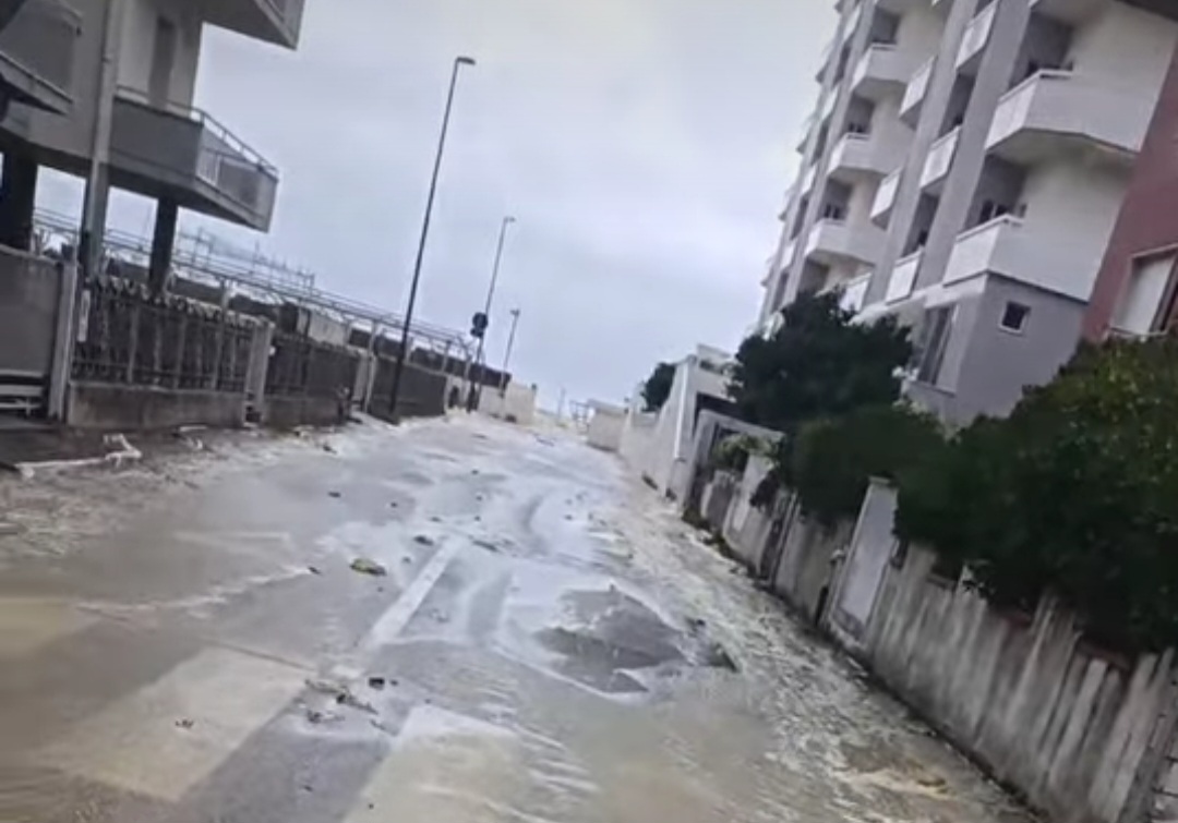 Allerta Meteo Emilia-Romagna: violente raffiche di vento e ingressioni marine a Lido di Dante e Lido di Savio nel ravennate | VIDEO