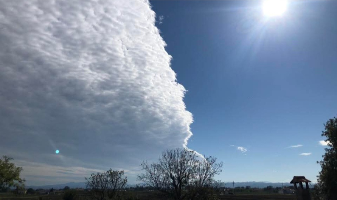 Meteo, spettacolare “bordo netto” tra cielo sereno e nubi compatte: il fenomeno naturale del Cloud Edge sui cieli italiani