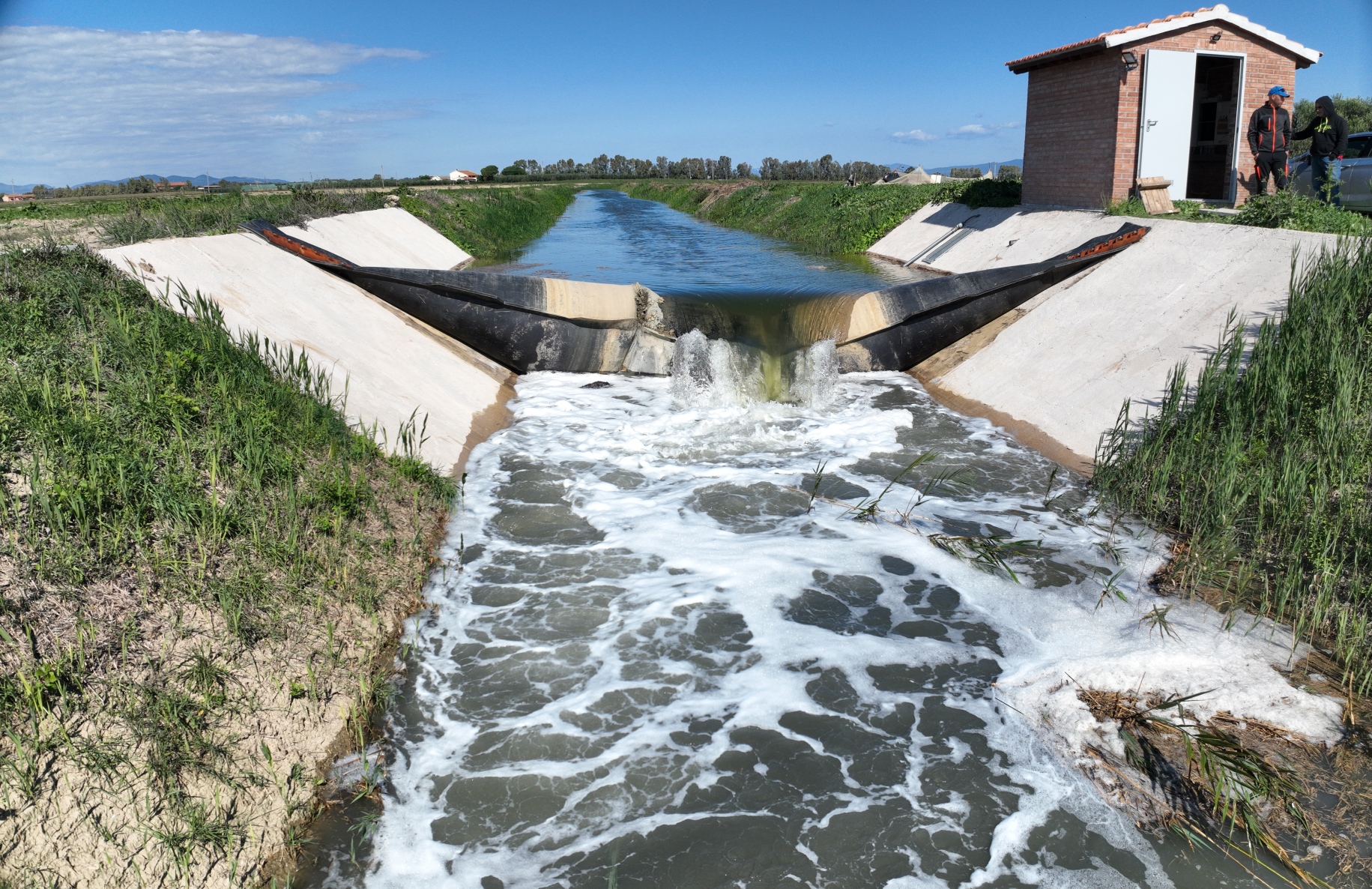 Dighe gonfiabili per deviare l’acqua irrigua senza creare ostacolo in caso di piena: la novità in Maremma