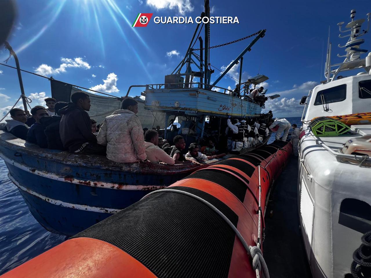 Peschereccio sotto attacco in mare aperto: intervento congiunto Guardia Costiera–Finanza | FOTO