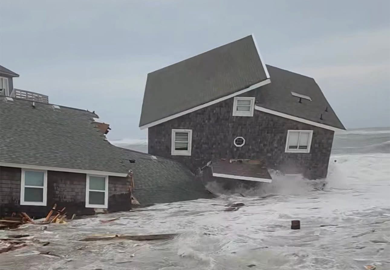 Maltempo USA, case inghiottite dall’oceano in Carolina del Nord: l’effetto devastante delle mareggiate di Imelda e Humberto