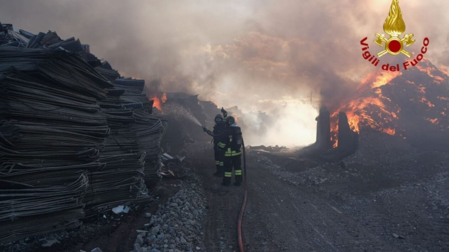 Fiamme devastano una ditta di smaltimento a Belpasso: intervento d’emergenza dei vigili del fuoco