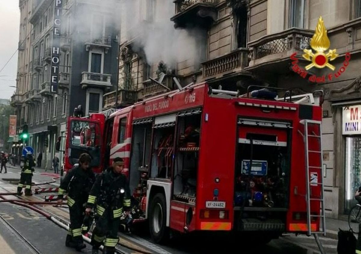 Paura a Milano, incendio in un edificio di quattro piani: appartamento distrutto e diversi intossicati